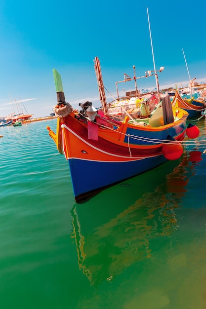 Barcos de olhos tradicionais Luzzu em Marsaxlokk Malta