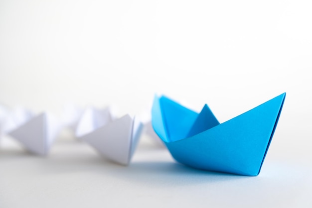 Barcos de papel em fundo branco