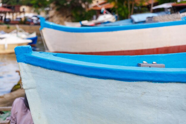 Barcos de pesca à beira-mar à espera de pescadores