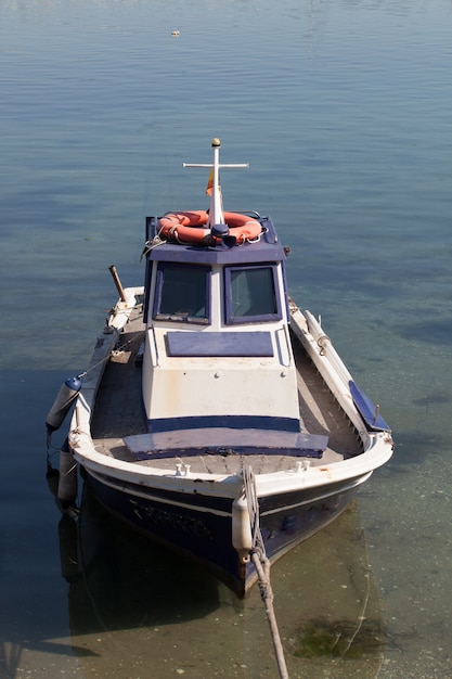 Foto barcos de pesca ancorados na costa