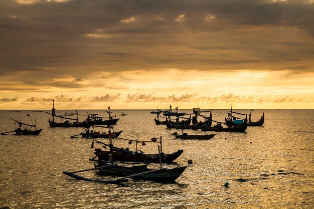 Barcos de pesca ao pôr do sol na praia de bali