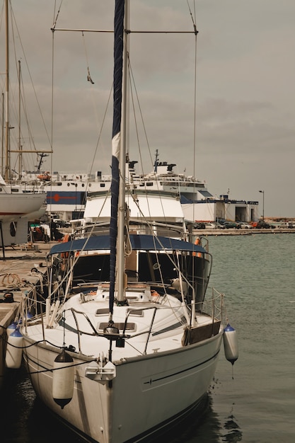 Barcos de pesca atracados no porto da cidade de zante, zakynthos, grécia