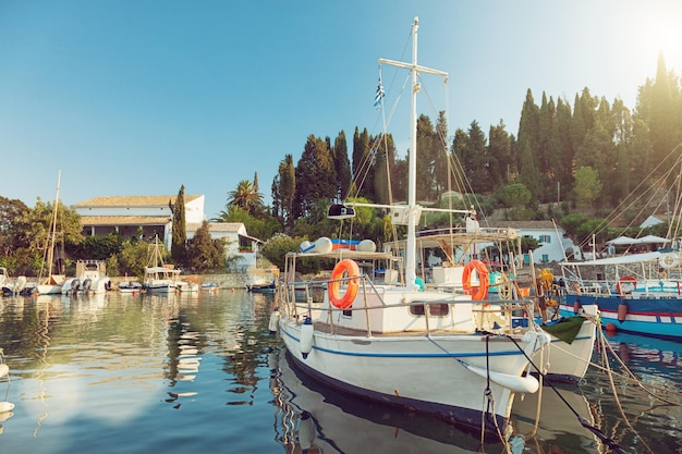 Barcos de pesca coloridos ancorados no porto de Kalami, ilha de Corfu, Grécia