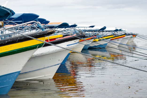 Foto barcos de pesca coloridos estacionados em um porto