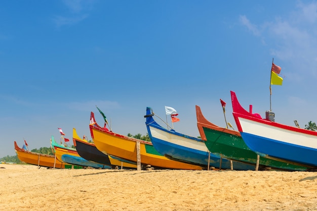 Barcos de pesca coloridos na praia