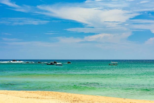 Barcos de pesca de madeira nas águas da praia de Itapua, em Salvador Bahia