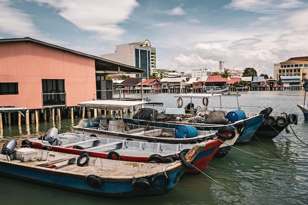 Barcos de pesca de madeira no Clan Jetty em George Town, Penang, Malásia