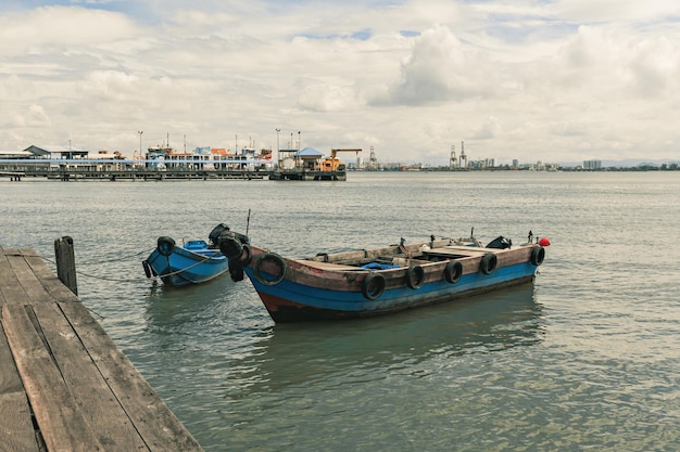 Barcos de pesca de madeira no Clan Jetty em George Town, Penang, Malásia