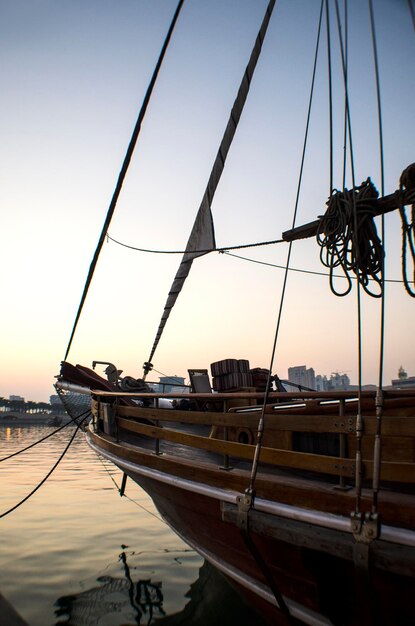 Barcos de pesca Dhow embarcando no porto de Doha Qatar Oriente Médio