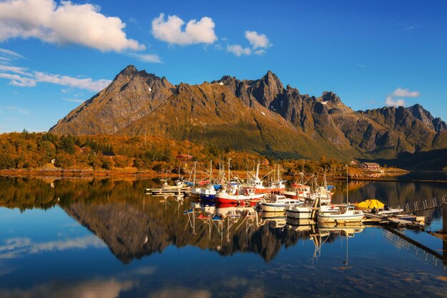 Barcos de pesca e iates nas ilhas Lofoten na Noruega