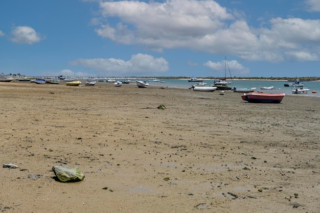 Barcos de pesca e recreio ancorados nas margens de um rio