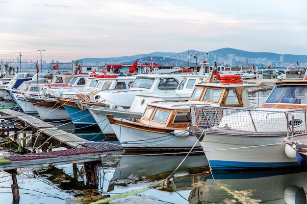 Barcos de pesca em uma fileira em uma marina ao pôr do sol. vista bonita.