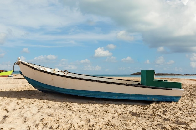 barcos de pesca multicoloridos na costa de Dor Israel