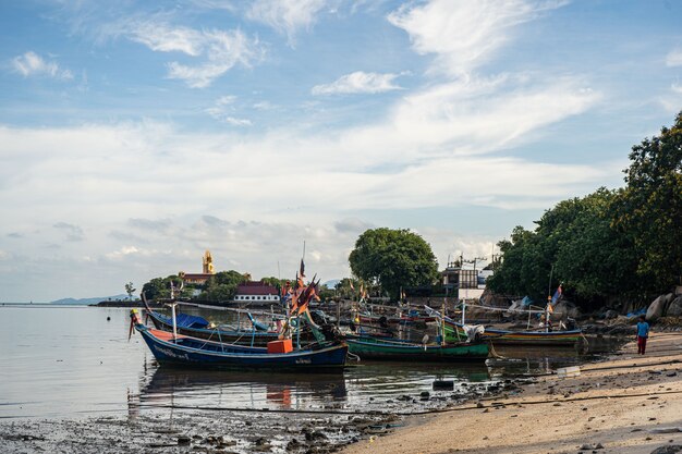 Barcos de pesca na costa na maré baixa na Tailândia