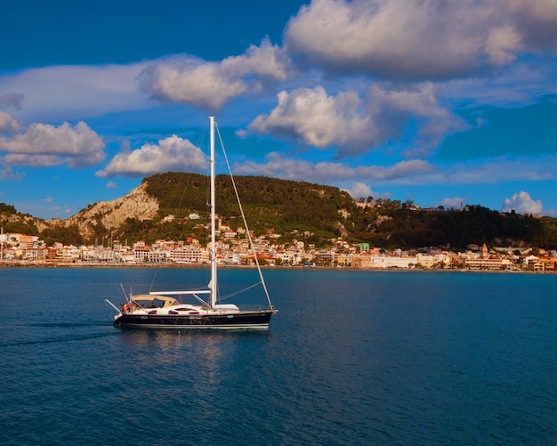 Barcos de pesca no mar jónico