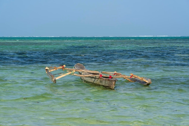 Barcos de pesca no mar na ilha de zanzibar tanzânia áfrica oriental conceito de viagem e natureza