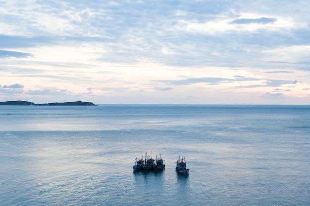 Barcos de pesca no mar