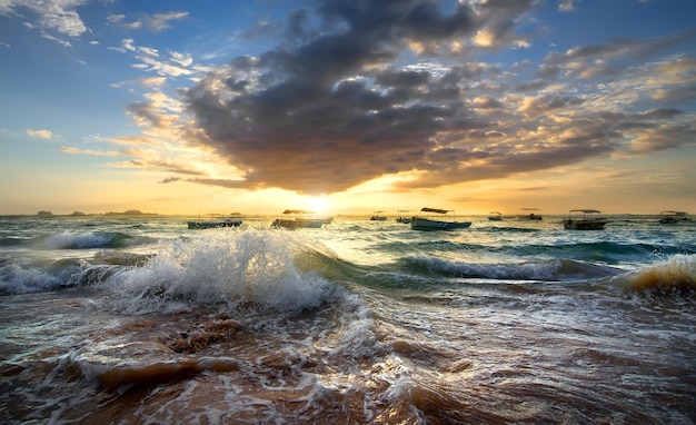 Barcos de pesca no oceano ao pôr do sol