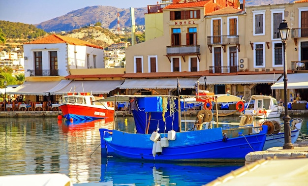 Barcos de pesca no porto da cidade Rethymno na ilha de Creta na Grécia