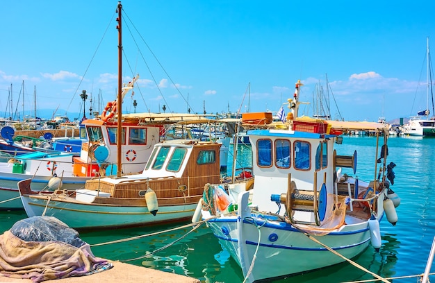 Barcos de pesca no porto de aegina, grécia