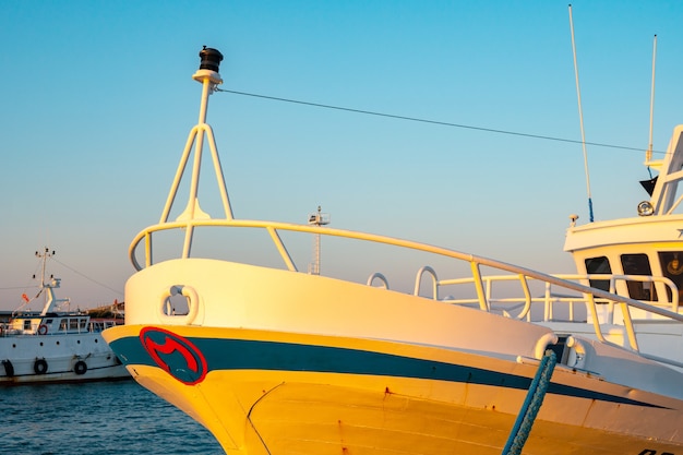 barcos de pesca no porto de Fiumicino.