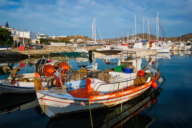 Foto barcos de pesca no porto de naousa. paros lsland, grécia