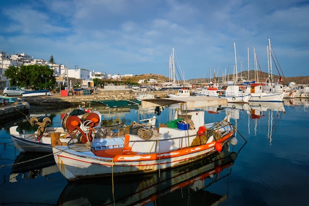 Barcos de pesca no porto de Naousa. Paros lsland, Grécia