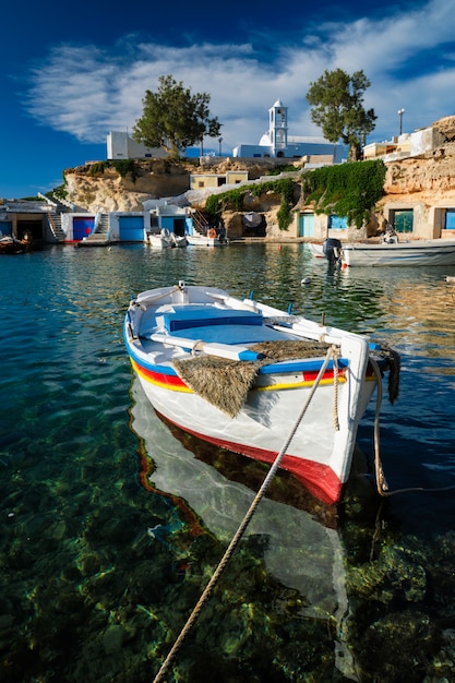 Barcos de pesca no porto na vila piscatória de Mandrakia, ilha de Milos, Grécia