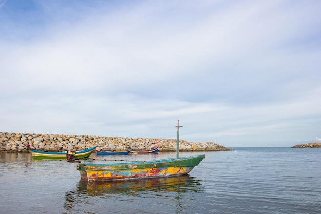 Barcos de pesca tailandeses com céu azul