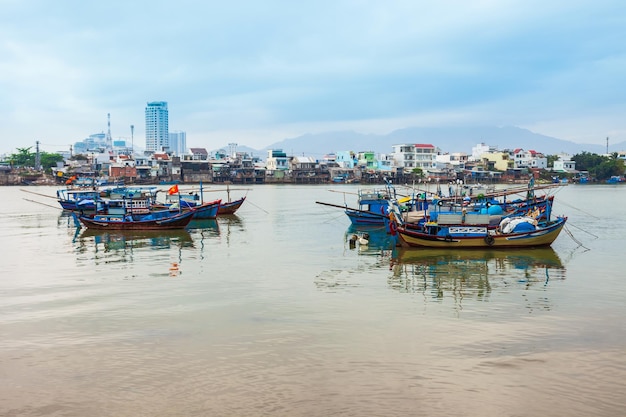 Barcos de pescadores no rio kai