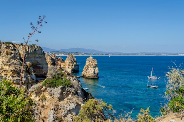 Barcos de recreio ao largo da costa sul de Portugal