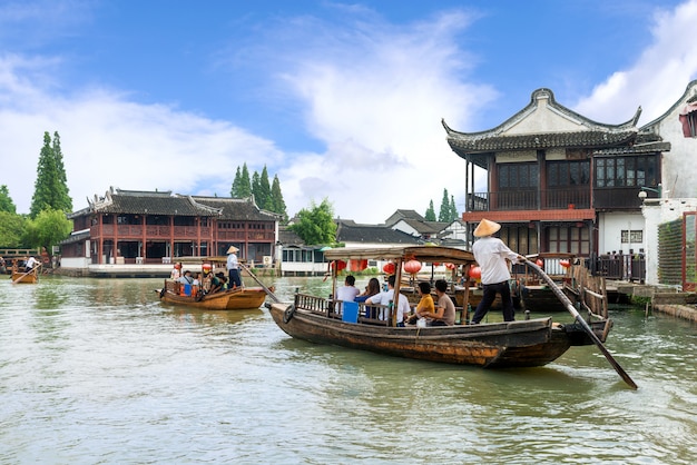 Barcos de turismo tradição China em canais de Shanghai Zhujiajiao água cidade em Xangai, China