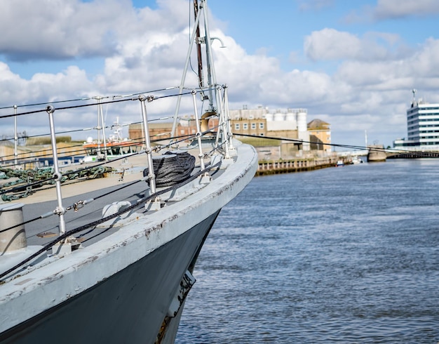 Barcos de vela ancorados no porto contra o céu