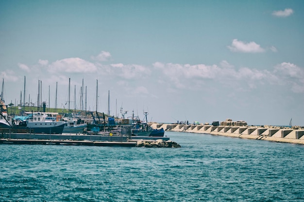 Los barcos en la distancia en el mar azul