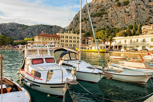 Barcos e balsas no porto no mar Adriático de Omis, Croácia