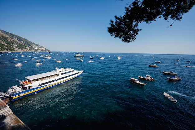 Barcos e iates de passageiros em Positano, na Costa Amalfitana da Itália