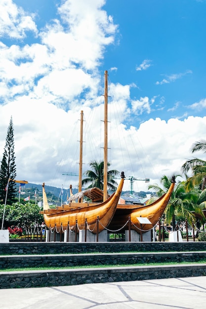 Barcos e iates em um parque urbano tropical com palmeiras na Polinésia Francesa