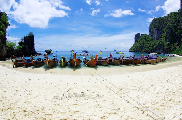 Barcos e ilhas no mar de andaman