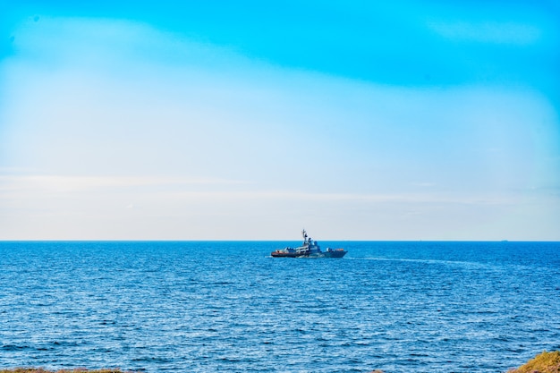 Barcos e ondas no mar, verão quente da Crimeia