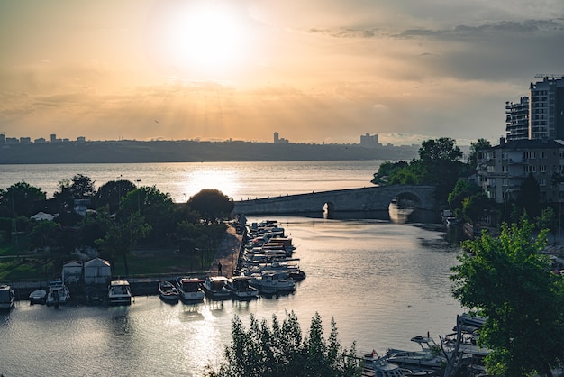 Barcos e pôr do sol na marina do lago