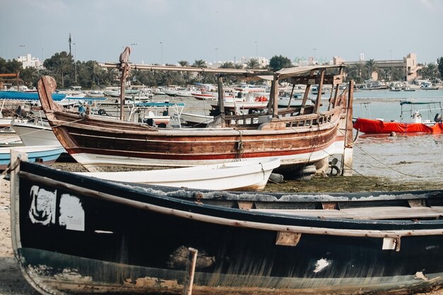 Barcos e vista da cidade na baía dos pescadores em Manama, Bahrein