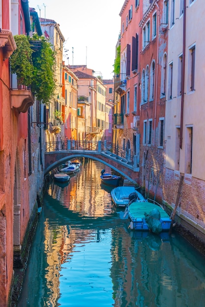 Barcos em canais estreitos em Veneza, Itália.