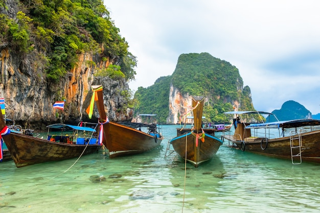 Barcos em estilo tailandês sobre as rochas na província de krabi