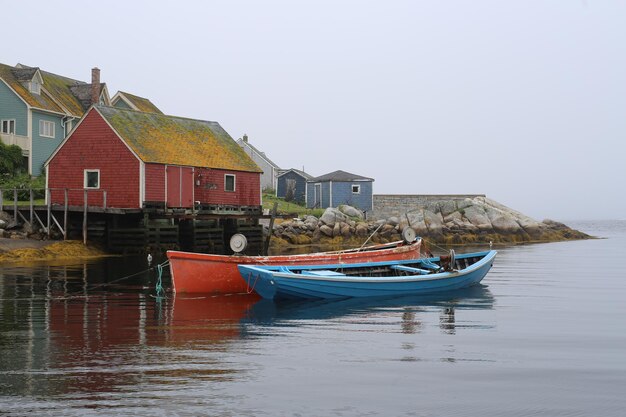 Barcos em Peggys Cove num dia nebuloso