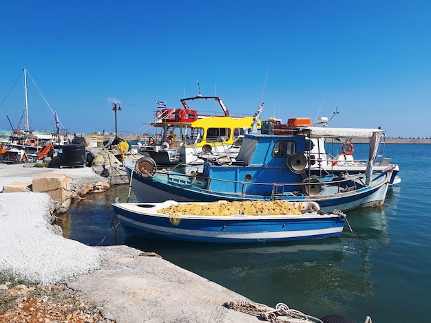 Barcos estacionados en la isla de Creta