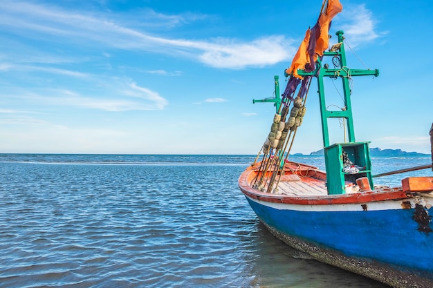 Barcos estacionados pelo mar e o lindo céu