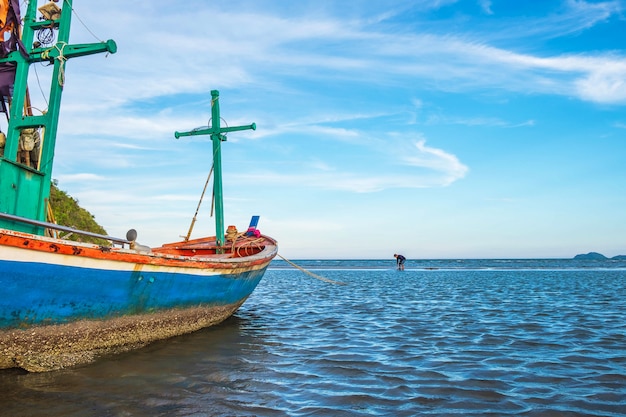 Barcos estacionados pelo mar e o lindo céu