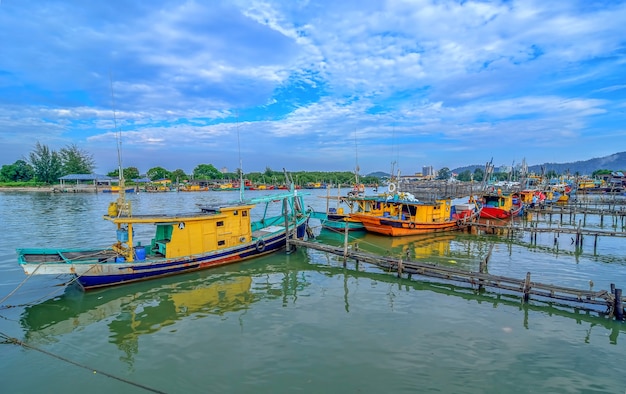 Barcos estacionam no cais