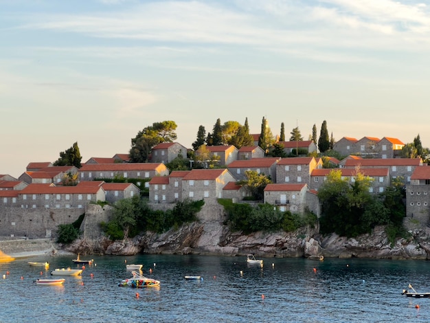 Los barcos están amarrados cerca de la isla de Sveti Stefan Montenegro