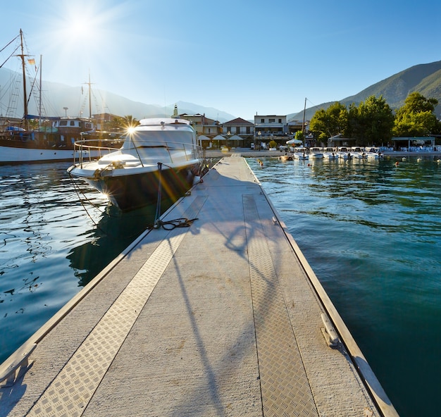 Barcos de excursión en bahía. Brumoso verano soleado paisaje de la costa de Lefkada (Nydri, Grecia, Mar Jónico).